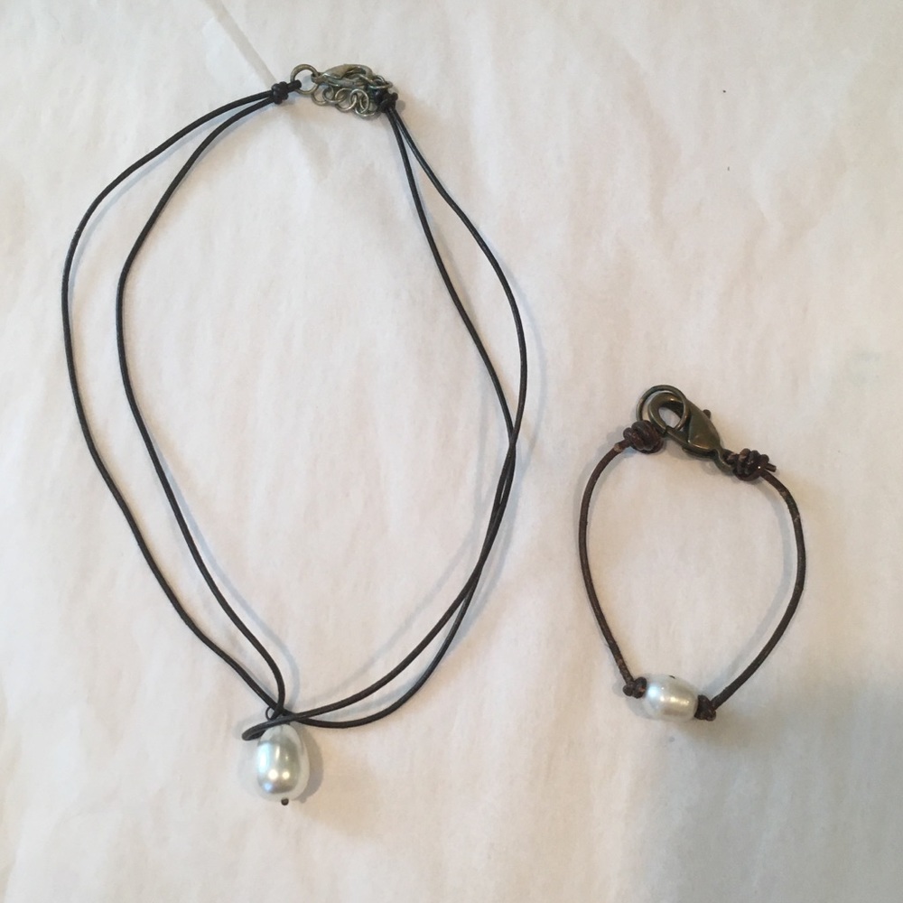 Matching leather pearl necklace & bracelet.